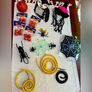 Halloween Decoration Set with Spiders and Snakes huge bugs & headband witch hat